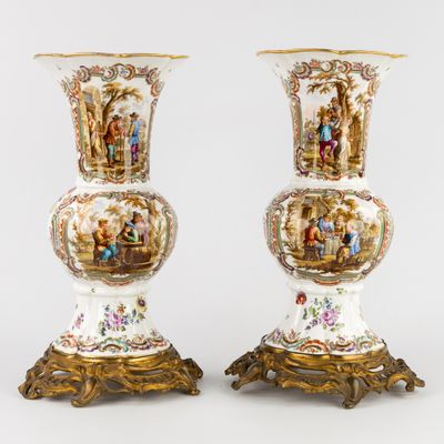 paire de vases anciens en porcelaine, ornés de dorures et de scènes peintes
