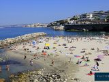 Il y a beaucoup de monde sur la plage, au bord de l'eau.