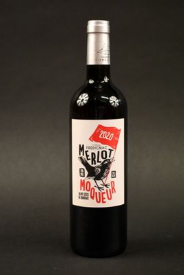 une bouteille de vin posée sur une table