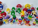 tout un tas de figurines qui sont posées sur une table