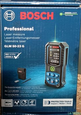 une boîte contenant un télémètre laser Bosch Professional posée sur une table