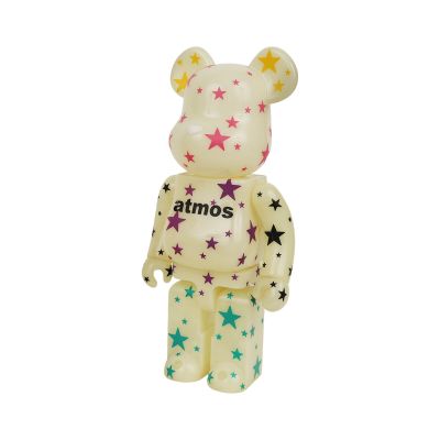 figurine Bearbrick ornée d'étoiles et portant un nom sur la poitrine