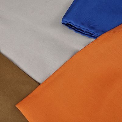 trois couleurs différentes de tissu superposées