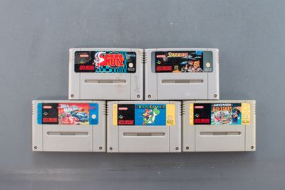 six cartouches de jeux Nintendo empilées les unes sur les autres sur une table