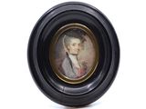 portrait d'un jeune homme dans un cadre ovale noir à bordure dorée
