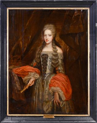 portrait d'une dame en robe grise et châle rouge