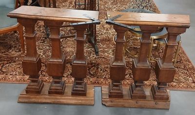 deux tables en bois sur lesquelles sont posées une paire de ciseaux