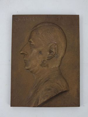 un gros plan sur une plaque en bronze représentant le visage d'un homme