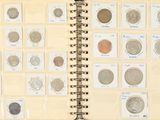 un livre sur lequel figurent toutes sortes de pièces de monnaie différentes