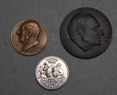 trois pièces sont représentées côte à côte sur une surface noire