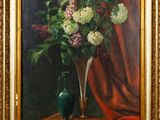 tableau représentant un vase de fleurs posé sur une table, avec un rideau rouge en arrière-plan