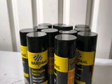 un lot de quatre bidons noirs et jaunes posés sur une table