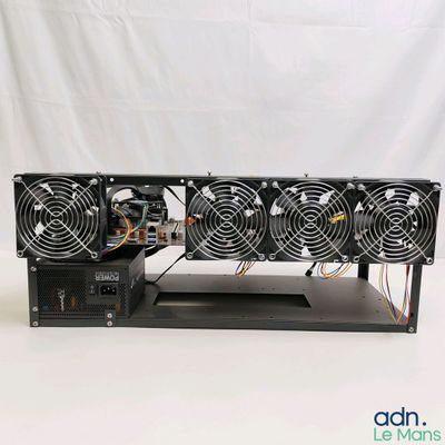 une image représentant un bloc d'alimentation d'ordinateur avec ventilateur et câble d'alimentation