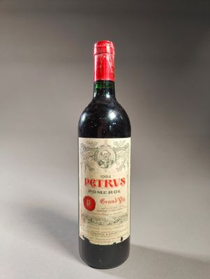 une bouteille de vin posée sur une table