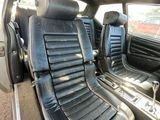 l'intérieur d'une voiture avec des sièges en cuir noir et une console centrale