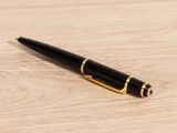 un stylo posé sur une table en bois