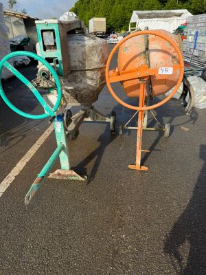Lot comprenant 2 bétonnières électriques de chantier sur châ…