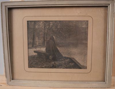 une vieille photo d'une femme assise sur un banc dans un parc