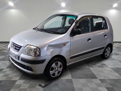 la photo d'une petite voiture argentée garée dans un garage