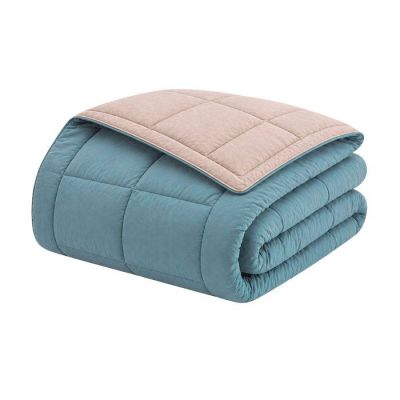 La couette est composée d'une couverture bleue et beige