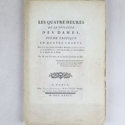 un vieux livre avec un titre en noir et blanc