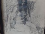 une photo représentant un dessin d'une femme assise sur une chaise