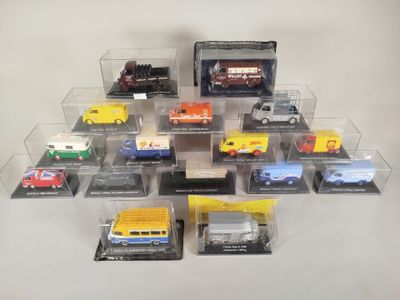 de nombreux types de voitures-jouets dans une vitrine