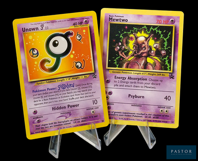 deux cartes Pokémon exposées sur une table