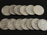 six types différents de pièces d'argent sur une surface noire