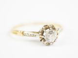 un gros plan d'une bague de fiançailles en diamant sur fond blanc