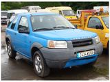 une voiture bleue garée dans un parking