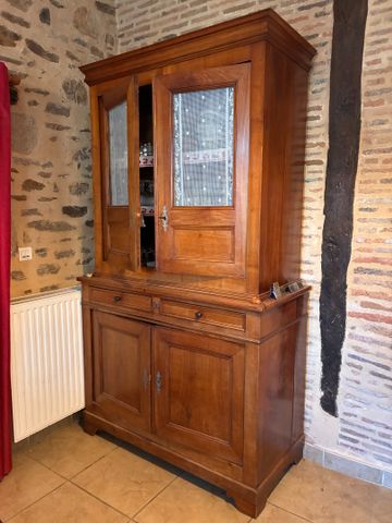 Buffet à deux corps à retrait en merisier ouvrant pour le corps s...