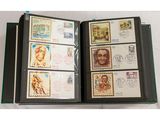 un livre ouvert avec des timbres, posé sur une table