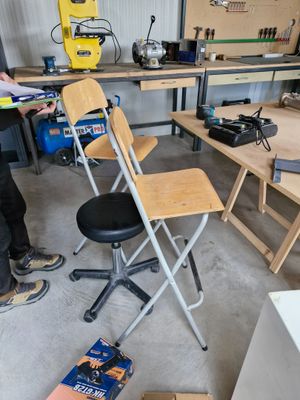 Un tabouret en métal, simili cuir noir et PVC noir sur roule…