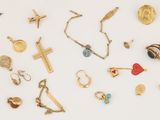 plusieurs types de bijoux différents sur une surface blanche