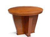 un gros plan d'une table en bois sur fond blanc