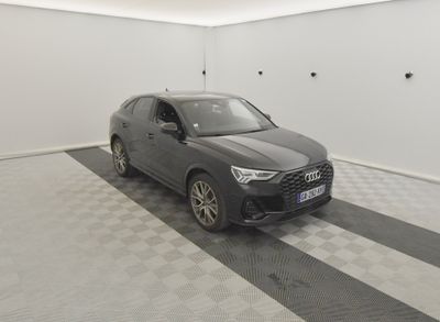 La nouvelle Audi QX est garée dans le garage.