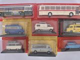 six modèles différents d'autobus et de voitures dans une vitrine