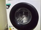 une machine à laver qui trône dans un coin de la pièce
