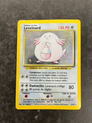 gros plan d'une carte pokemon sur une table