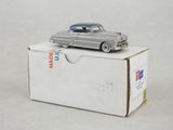une petite voiture posée sur une boîte