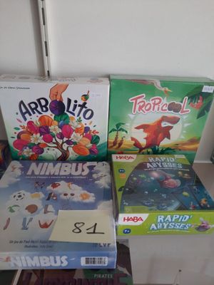 beaucoup de jeux de société sur la table