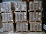 plusieurs piles de cartons empilés les uns sur les autres