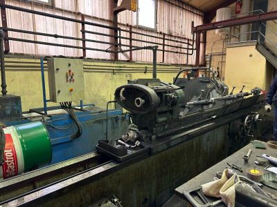un homme qui se tient à côté d'une machine