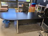 un bureau avec un ordinateur dans le coin d'une pièce