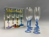 trois verres à vin à pied bleu et une boîte de verres à vin