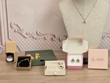 une vitrine de bijoux posée sur une table à côté d'un mannequin