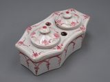 une boîte blanche ornée d'un motif rouge
