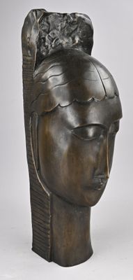 sculpture en bronze représentant la tête d'une femme avec un oiseau sur la tête