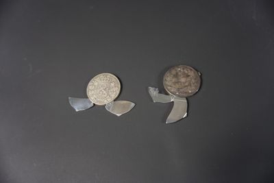 deux morceaux de métal qui ont été laissés sur la table